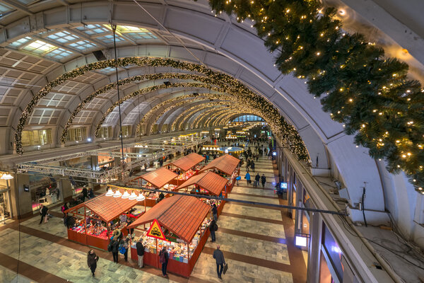 Центральный вокзал Стокгольма с рождественскими украшениями
