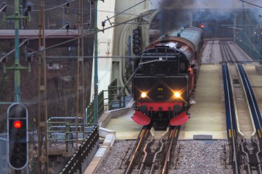 Eski vintage buhar tren eski yenilenmiş Arsta Köprüsü üzerinde