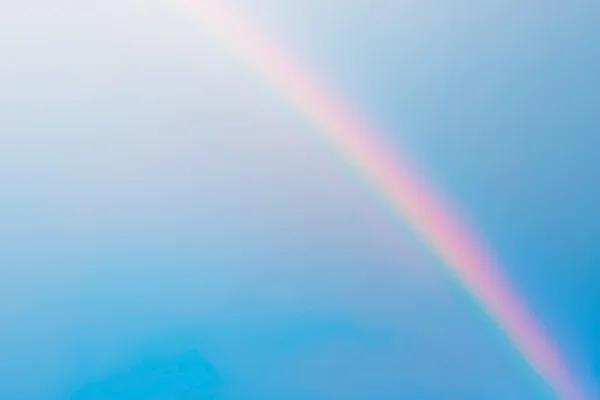 Regenbogen über Küstengebiet — Stockfoto