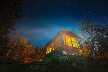 Bir gece gökyüzü ile ev
