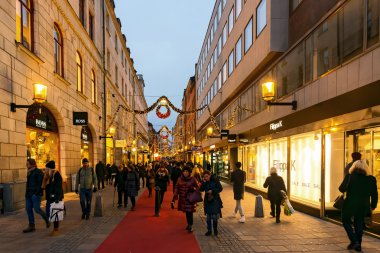 Pahalı satış mağazalarıyla Posh sokak Biblioteksgatan