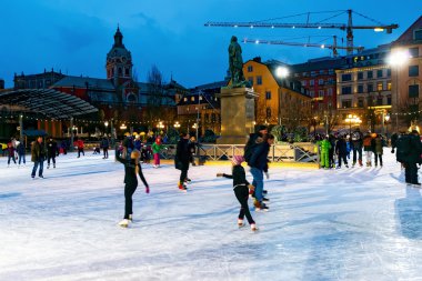 İnsanlar Kungstradgarden gece boyunca buz pateni