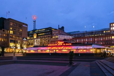 Restoran TGI Cumaları saat NK arka planda Kungstradarden