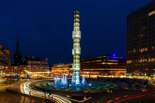 Sergels déchiré avec son célèbre obélisque dans le centre pendant la nuit — Photo