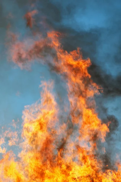 Riesige Flamme gegen den blauen Himmel — Stockfoto