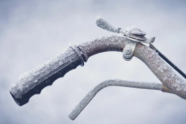 Congelamiento del manillar durante un día frío, freno y cambiador —  Fotos de Stock