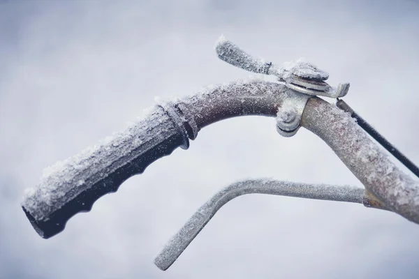 Řídítka omrzliny během chladného dne, brzd a řazení — Stock fotografie