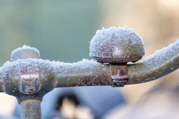 Stuur en bell op de fiets tijdens een koude winterdag — Stockfoto