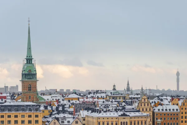 Pohled přes Stockholm staré město s zasněžené střechy — Stock fotografie