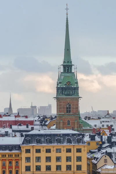 Pohled přes Stockholm staré město s zasněžené střechy — Stock fotografie