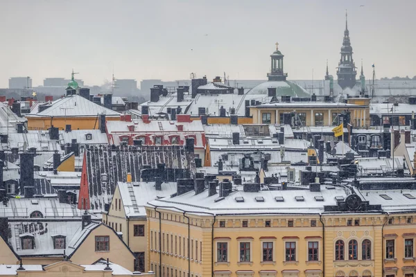 Zasněžené střechy ve Stockholmu staré město — Stock fotografie