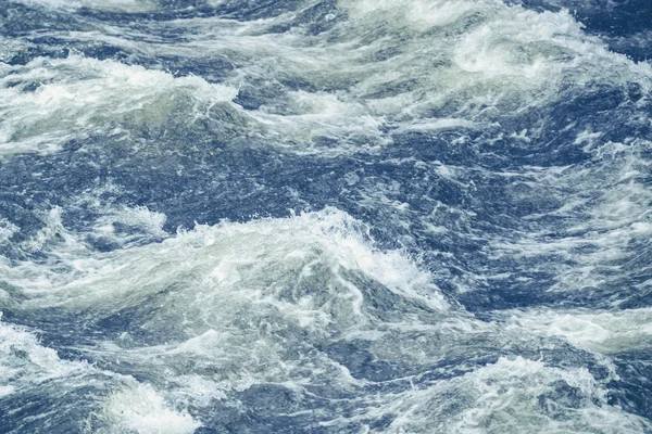 Água em fúria fazendo ondas — Fotografia de Stock