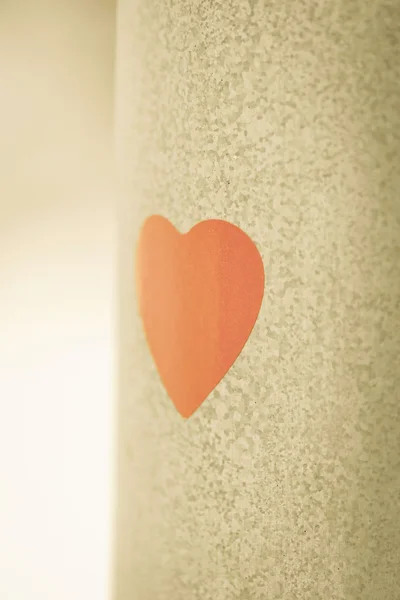 Red heart sticker on a lamp post during winter — Stock Photo, Image