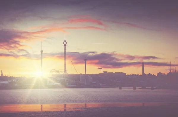 O horizonte de Estocolmo com um centro entertaiment no nascer do sol — Fotografia de Stock