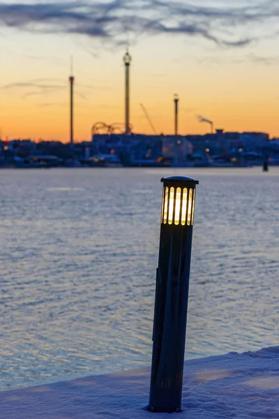 Luz sobre um poste com Estocolmo no fundo — Fotografia de Stock