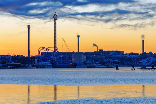 Vista sobre un colorido amanecer sobre el parque de atracciones Grona lund a —  Fotos de Stock