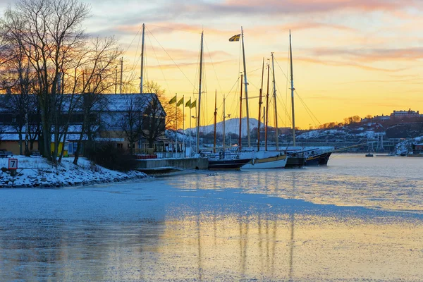 Uitzicht over het dok boten op Djurgarden met Junibacken — Stockfoto