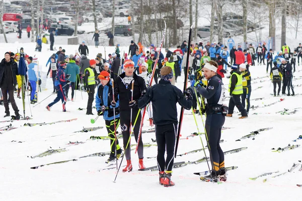 Csak előtt a Ski maraton a Red cross country, klasszikus stílusú — Stock Fotó