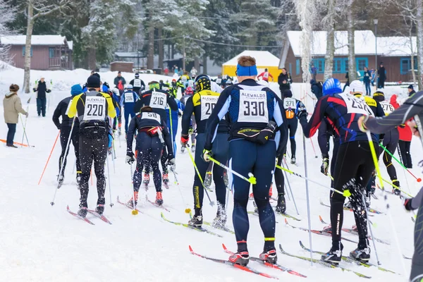 UST efter massan börjar på händelsen cross ski Ski maraton på — Stockfoto