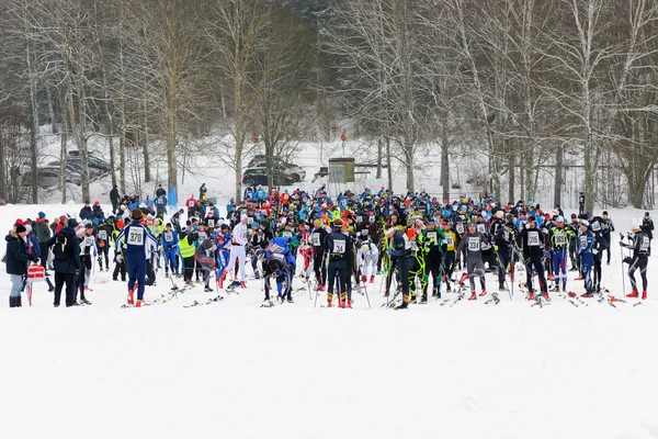 L'inizio della Maratona di sci di fondo in stile classico — Foto Stock