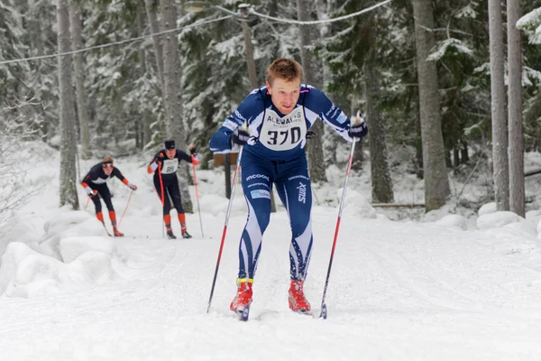 Ski löpare i skogen under Ski maraton i nordiska skidåkningen — Stockfoto