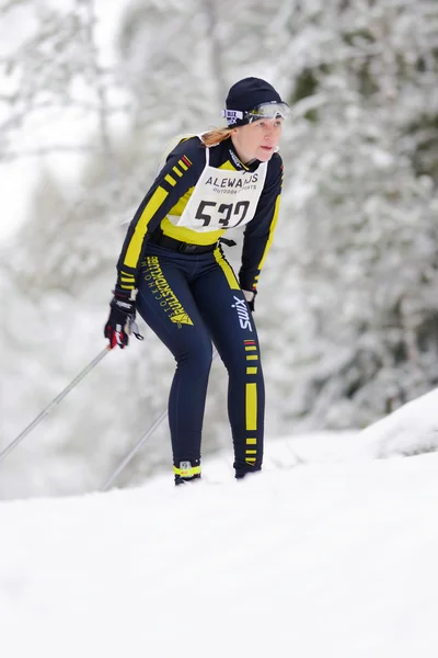 Жіночий лижник на заході лижних марафону в Північних лижах класичний — стокове фото
