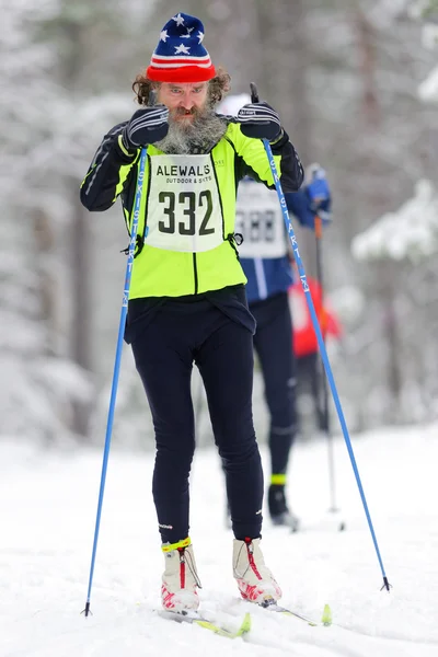 Uomo barbuto all'evento Ski Marathon in sci nordico classico s — Foto Stock