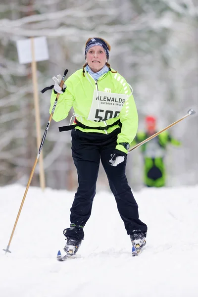 Усталая женщина на лыжном марафоне в классическом лыжном хлеву — стоковое фото