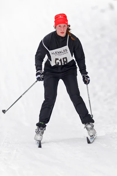 Skifahrer beim Event-Skimarathon im klassischen Stil — Stockfoto