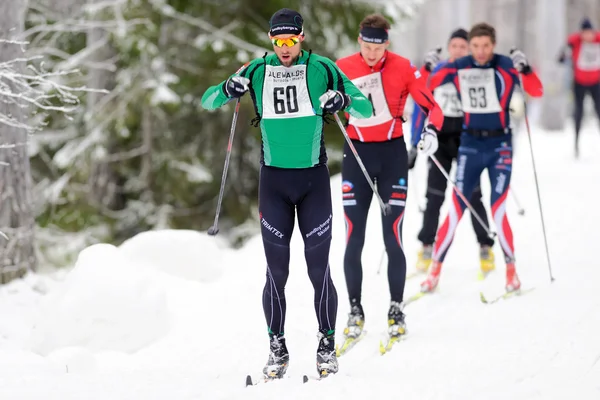 Gruppo leader alla Ski Marathon in stile classico di sci nordico — Foto Stock