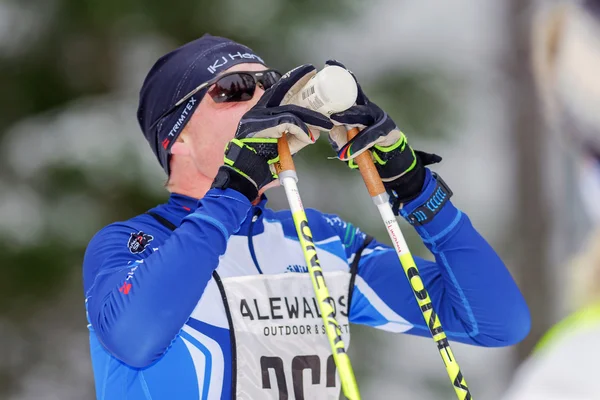 Skifahrer nehmen erfrischende Getränke beim Skimarathon — Stockfoto