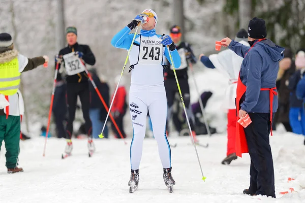 Skiiers taking refreshing drinks at the Ski Marathon — Stock Photo, Image