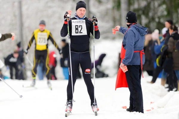 Skifahrer nehmen erfrischende Getränke beim Skimarathon — Stockfoto