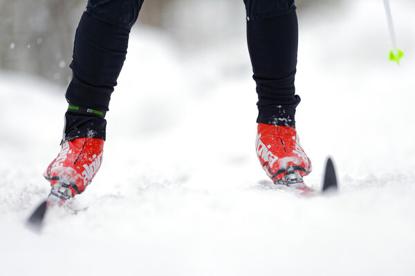 Деталь ног и ног на лыжном марафоне в лыжных гонках
