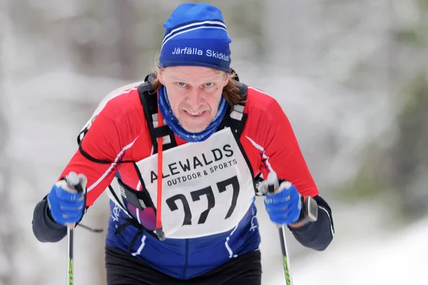 Nahaufnahme eines männlichen Skifahrers beim Skimarathon — Stockfoto