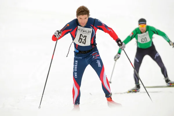 Ganador Elis Weslien frente a Claes Theander en el Ski Marath —  Fotos de Stock