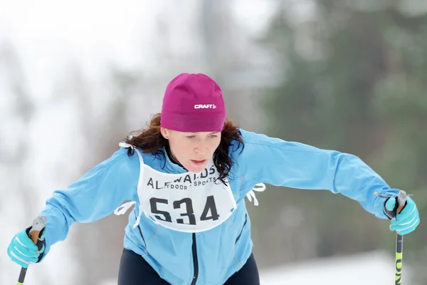 Slutliga klättra upp för skidbacken i Ski Marathon i cross roadtrip — Stockfoto