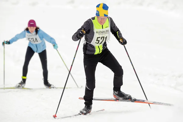 Letzter Anstieg zur Skipiste beim Skimarathon im Cross Countr — Stockfoto