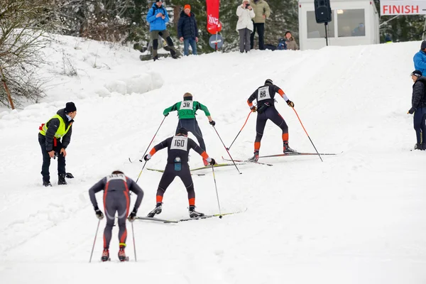 Klättra till den finska linjen i Ski Marathon — Stockfoto