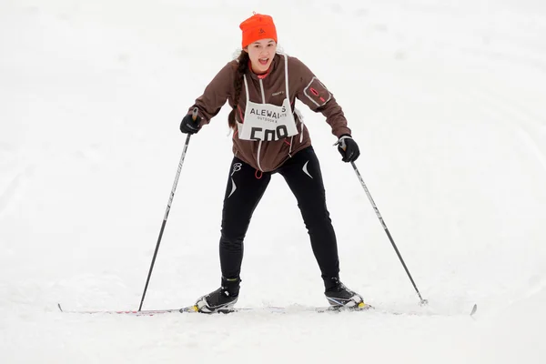 Závěrečné stoupání na sjezdovku v lyžařském maratonu v kříž countr — Stock fotografie