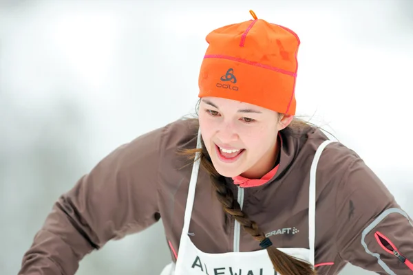 Slutliga klättra upp för skidbacken i Ski Marathon i cross roadtrip — Stockfoto