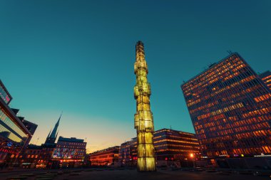 Sergels torg cam Dikilitaş Kristallvertik ile gece görünümü