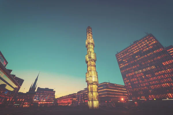 Vista serale di Sergels torg con l'obelisco di vetro Kristallvertik — Foto Stock