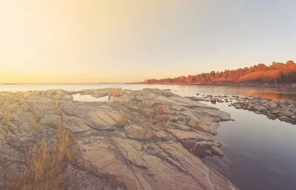 Lever de soleil chaud au-dessus de la côte en automne — Photo