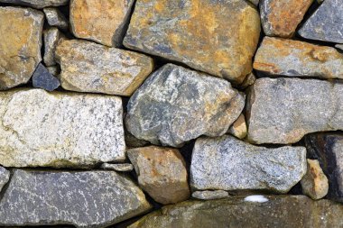 Renkli taşlarla granit taş duvar