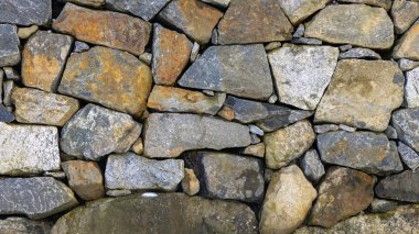 Renkli taşlarla granit taş duvar