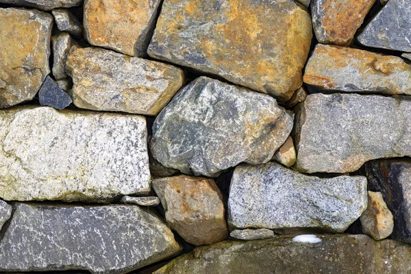 Pared de piedra de granito con piedras de colores — Foto de Stock