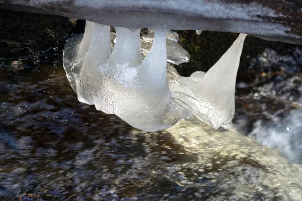 春先に残っていくつかの氷の中に水の流れ — ストック写真