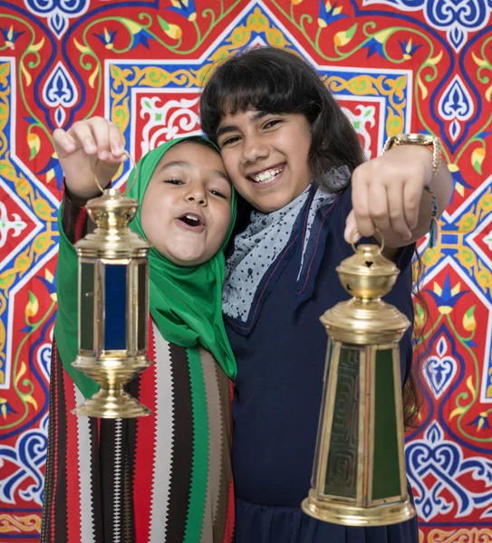 Dos amigos felices celebrando el Ramadán — Foto de Stock