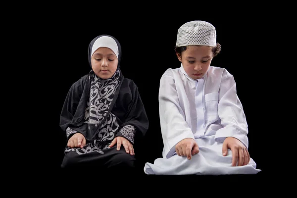 Pequeño niño y niña musulmanes durante la oración — Foto de Stock